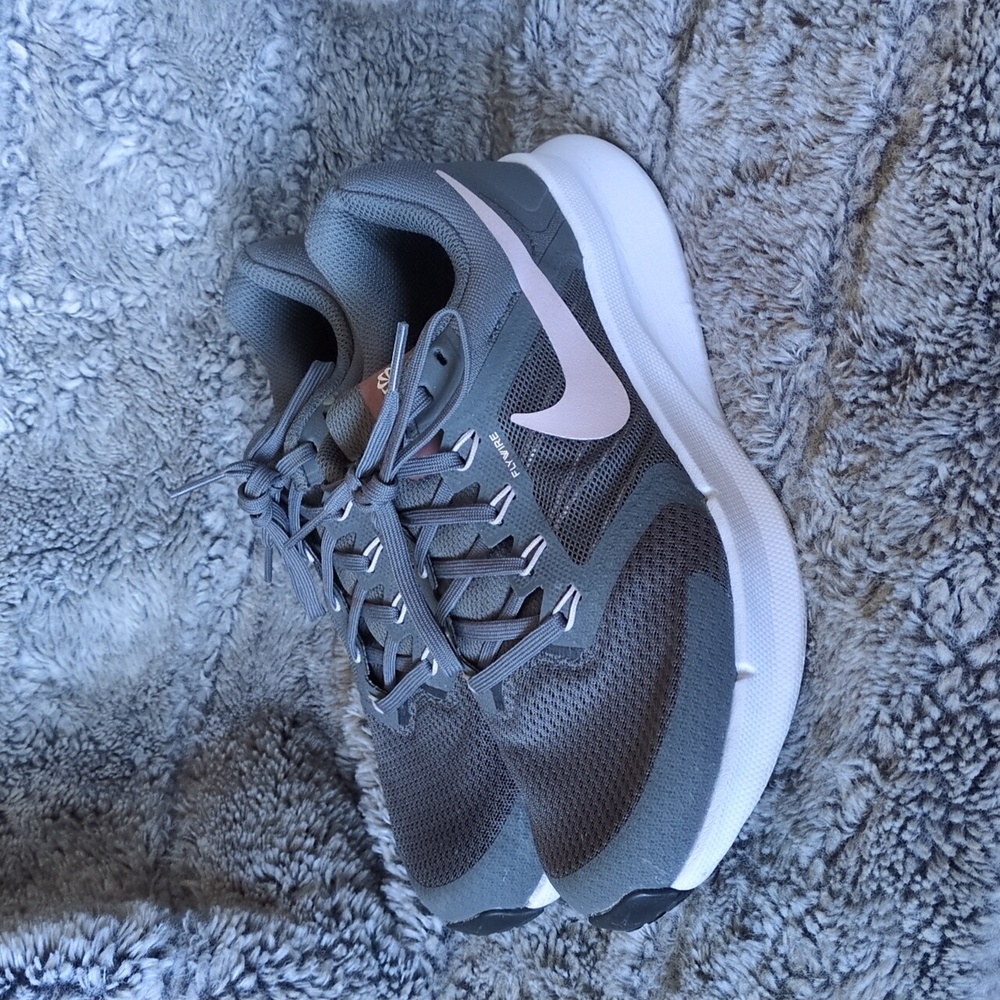 Nike Women's Run Swift 3 running shoes Sz 8 - Picture 2 of 5